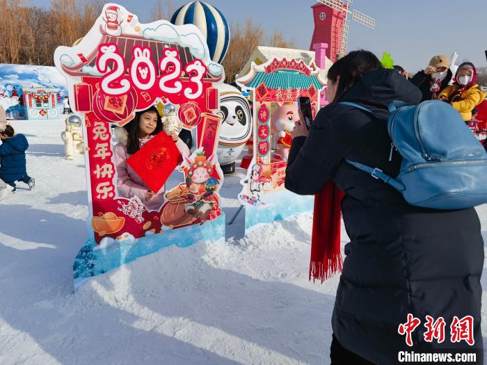 图为游客在北京陶然亭公园雪场游玩。　北京市公园管理中心供图