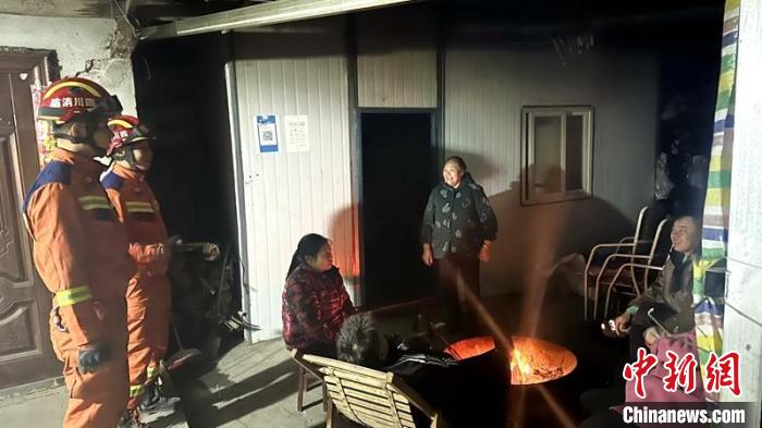 泸定消防救援力量正在震区排查房屋受损情况。　何万桑 摄