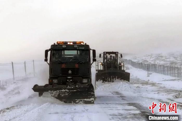 西藏阿里：春节期间，武警官兵紧急抢通冰雪灾害道路