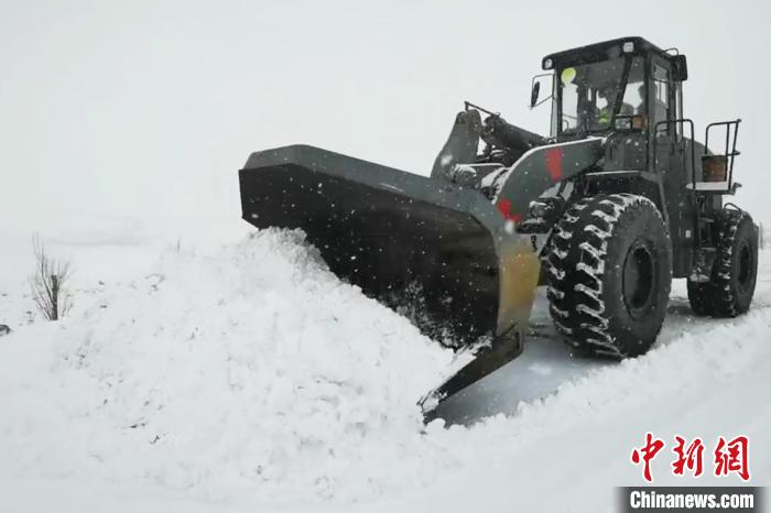 图为清除积雪。　冯楠 摄