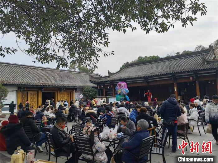 “春倌”赵承忠为游客“说春”。　张晓东 摄