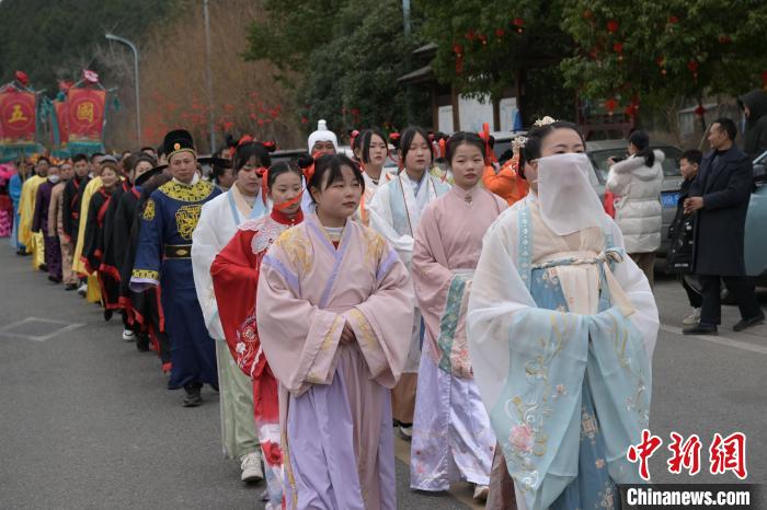 巡游队伍以“仙女祈福”为序幕。　张晓东 摄