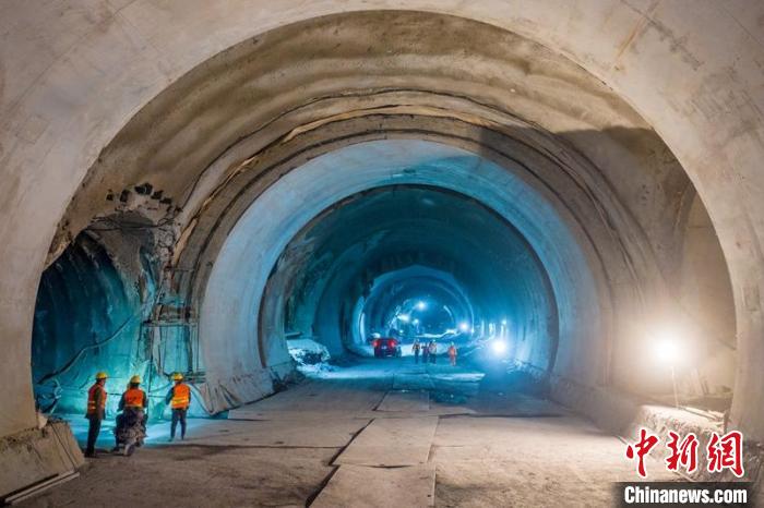 （新春走基层）川西高原600余名建设者春节“不打烊”加紧隧道掘进