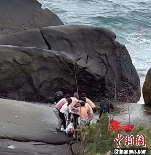 海南文昌众游客脱衣拧绳携手勇救海边被困父子