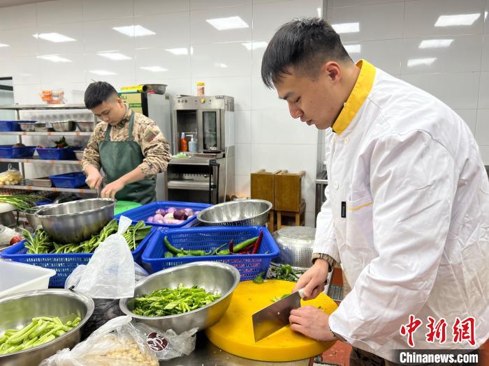 干部们在厨房切菜。　武警浙江总队台州支队供图