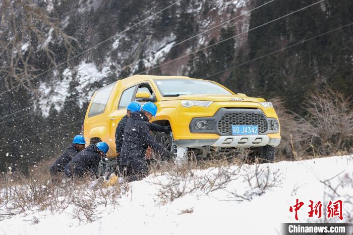 （新春走基层）西藏波密：风雪电力巡线人