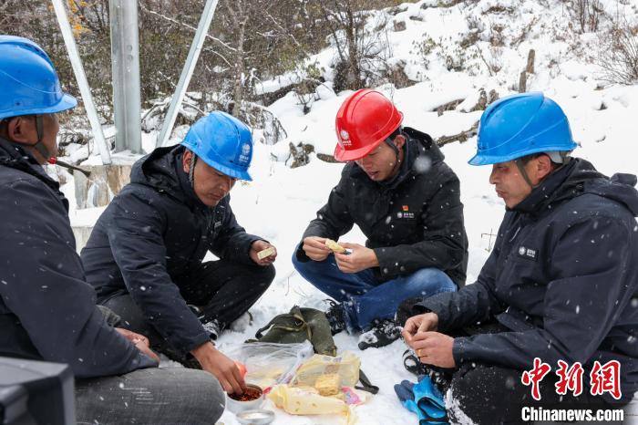 队员们在林海雪原中吃简易午餐。　李东淮 摄