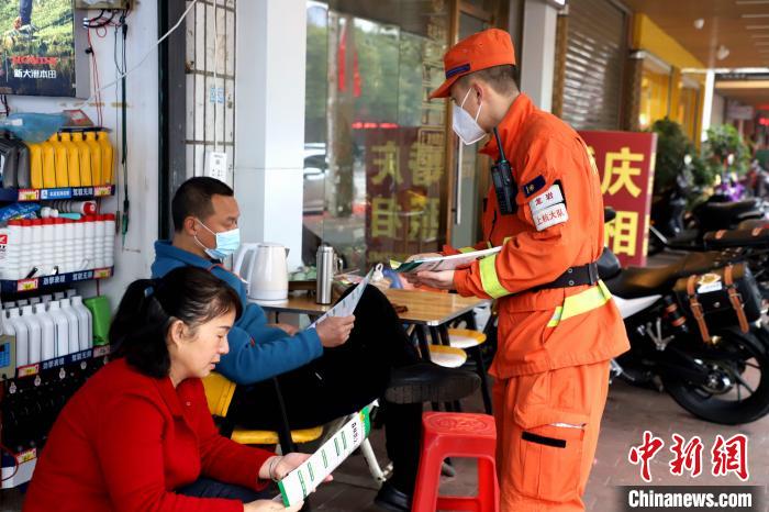 发放森林防火宣传手册。　司寒杰 摄