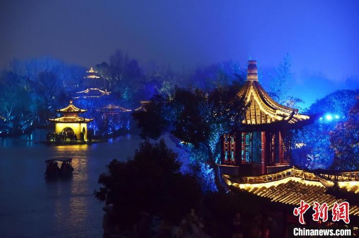 迷人的扬州夜，为八方游客呈献一场精彩的夜游“视觉盛宴”，令人陶醉其中，流连忘返。　庄文斌 摄