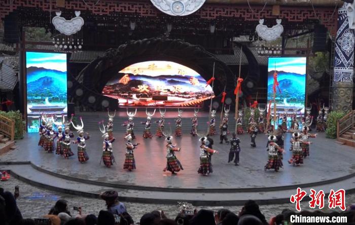 （新春走基层）中国最大苗寨：笙歌起舞“闹”新春民俗旅游受热捧