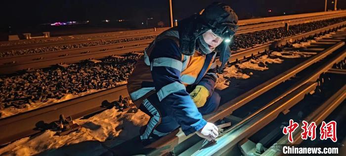 （新春走基层）高铁线路检测员：极寒夜高铁桥上逆风检测保畅通