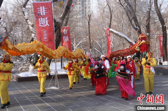 社火队绕乌鲁木齐市人民公园巡演。　潘琦 摄