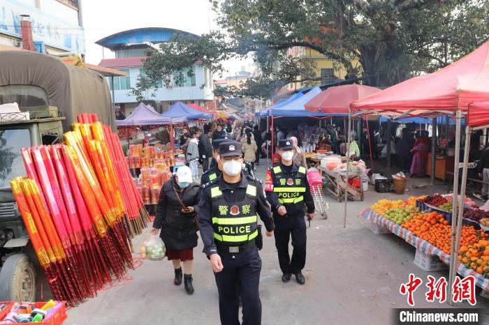 图为民警坚守岗位。　德宏边境管理支队供图