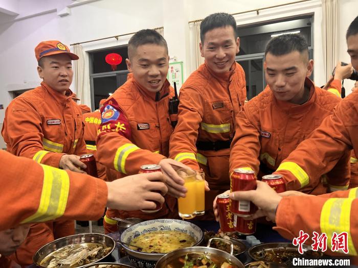 消防救援人员春节聚餐。　陈明杰 摄