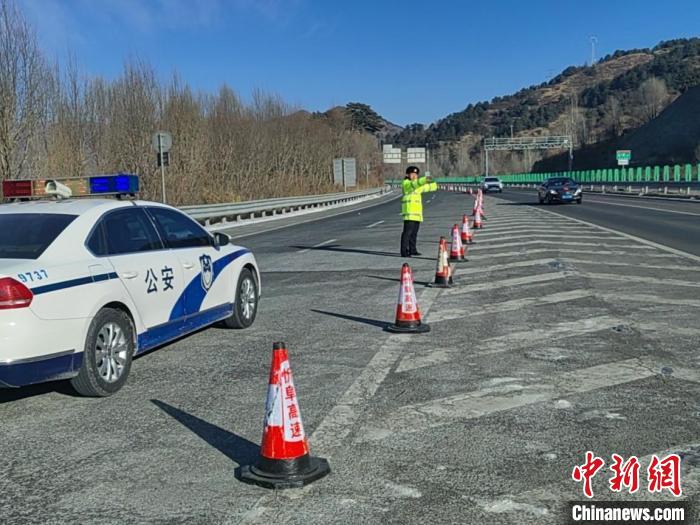 山西高速交警在沧榆高速五台山景区收费站主线路面实施车辆分流。　山西高速交警 摄