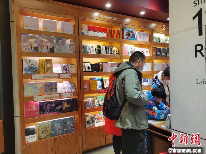 西安大唐西市附近的书店里，读者正在阅读。　党田野 摄