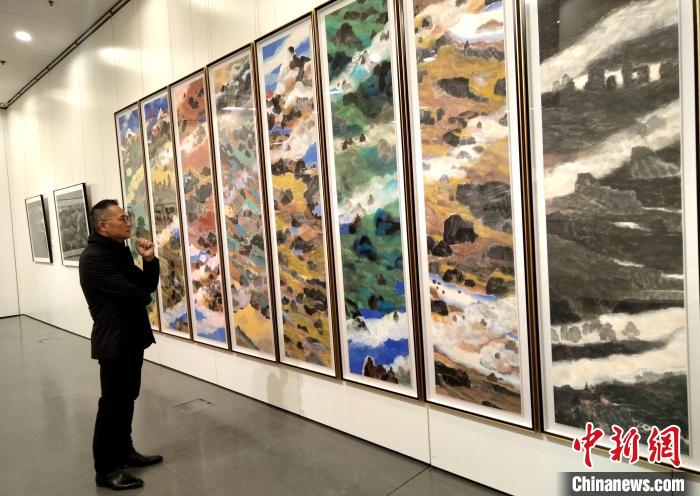 香港美术家协会主席林天行在其画作前。　索有为 摄