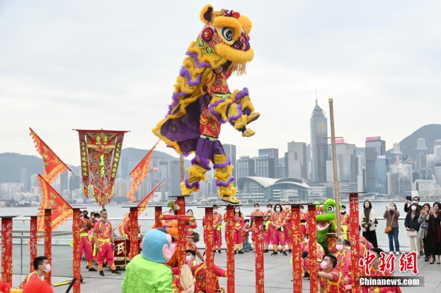 （新春見聞）香港尖沙咀一商場舞龍舞獅恭賀新春