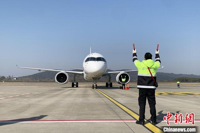 1月28日，中国东航全球首架C919国产大飞机执行MU7817次航班平稳落地南昌昌北国际机场。　东航江西分公司 供图