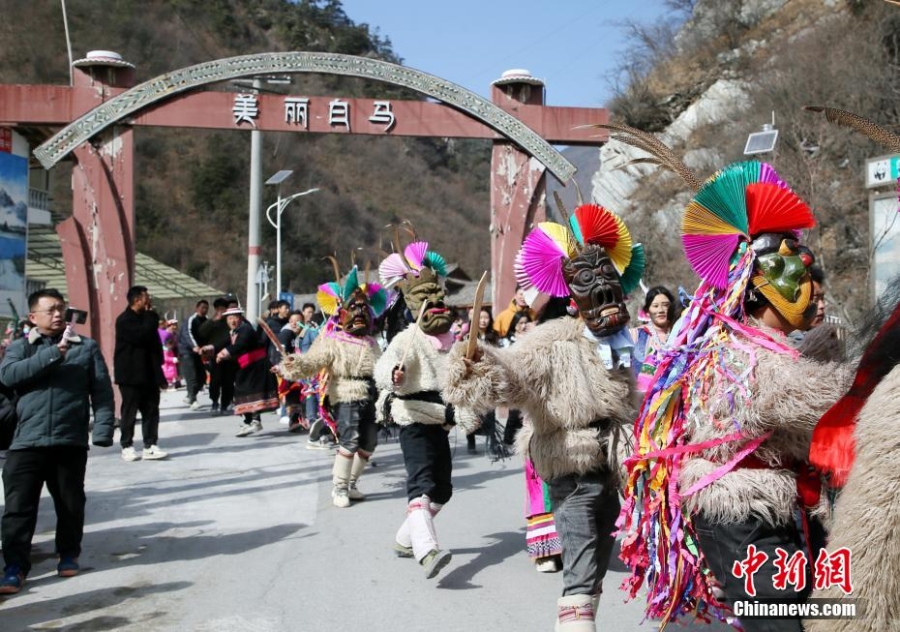 四川平武:“跳曹盖”祈福纳祥 新年藏乡年味浓
