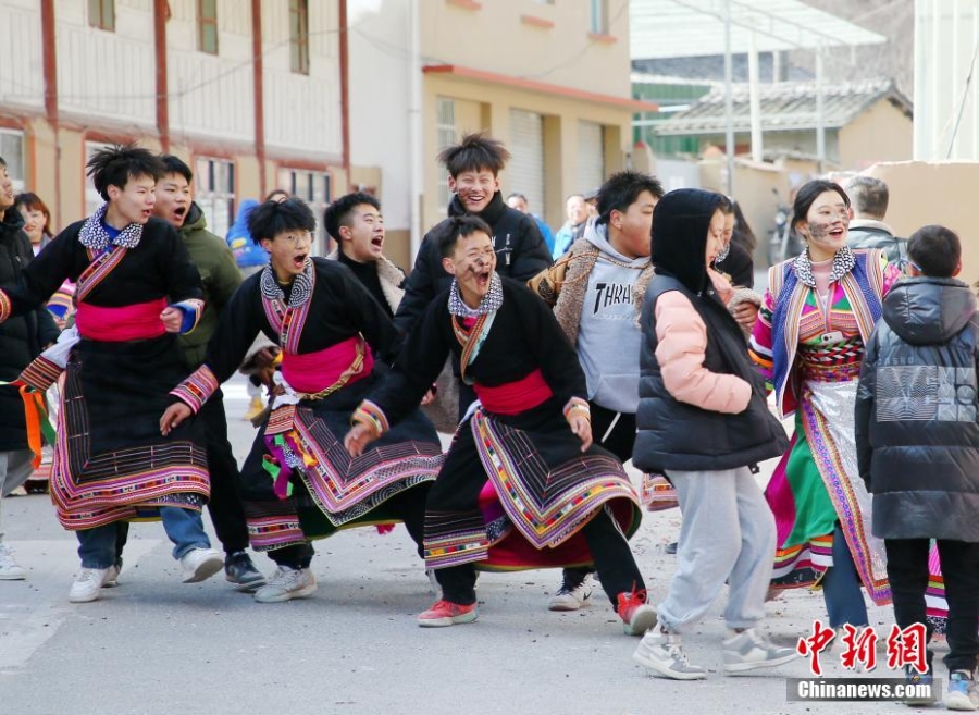 四川平武:“跳曹盖”祈福纳祥 新年藏乡年味浓