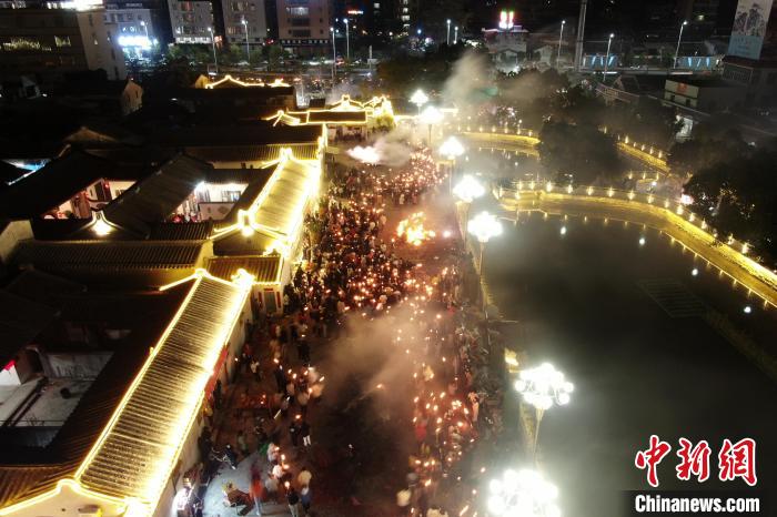 广东揭阳阳美举行“火把节”巡游祈福。(无人机照片) 陈楚红 摄