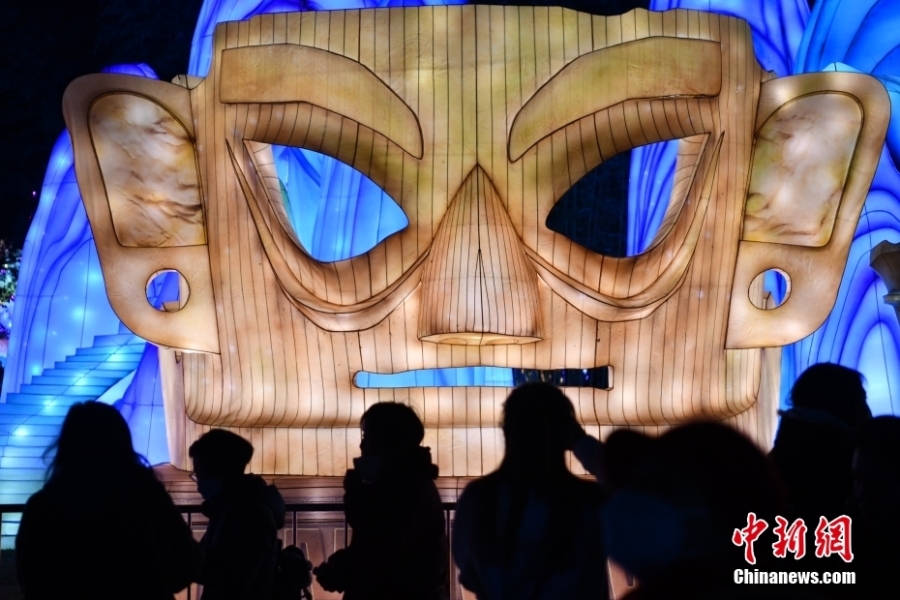 成都金沙遺址打造“青銅面具”主題燈組吸引遊客