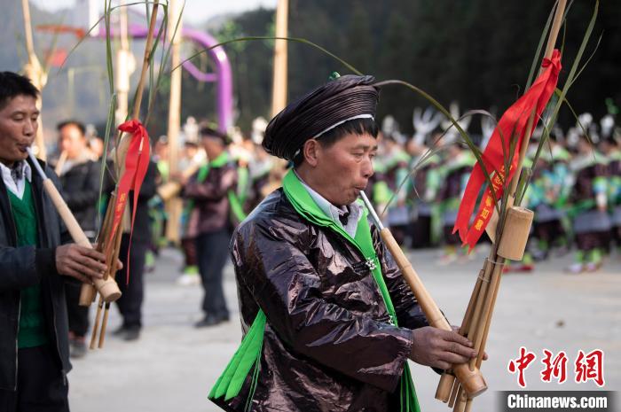苗族同胞在贵州省从江县加勉乡党翁村吹芦笙踩歌堂。　吴德军 摄
