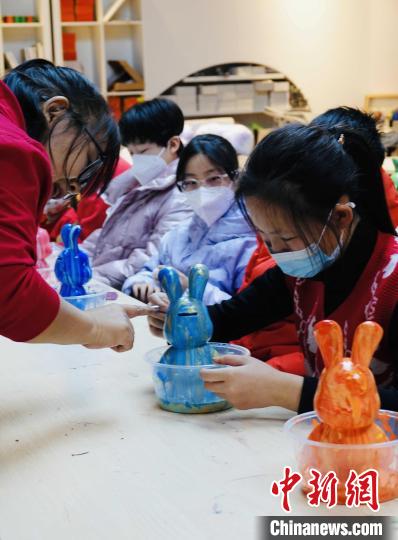 山东美术馆春节期间举行兔年DIY手作“流体兔”活动。　陈晓 摄