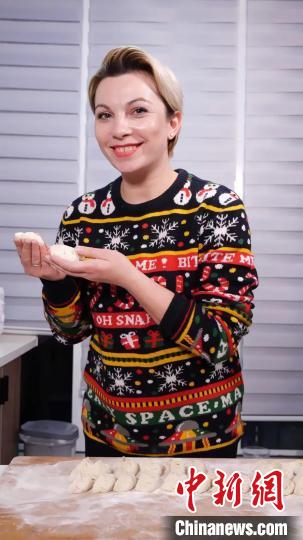 拉娜來自烏克蘭，她過春節最大的樂趣就是學習做中國美食。　濰坊市委宣傳部供圖