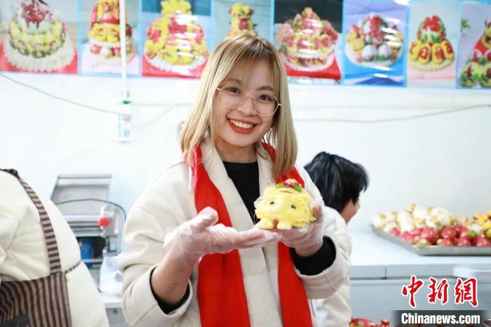 外國留學生的中國年“初體驗”：餃子可口、年味兒濃
