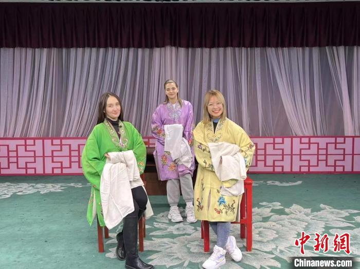阮氏草(右一)等留學生體驗中國傳統戲曲服飾。　由受訪者供圖