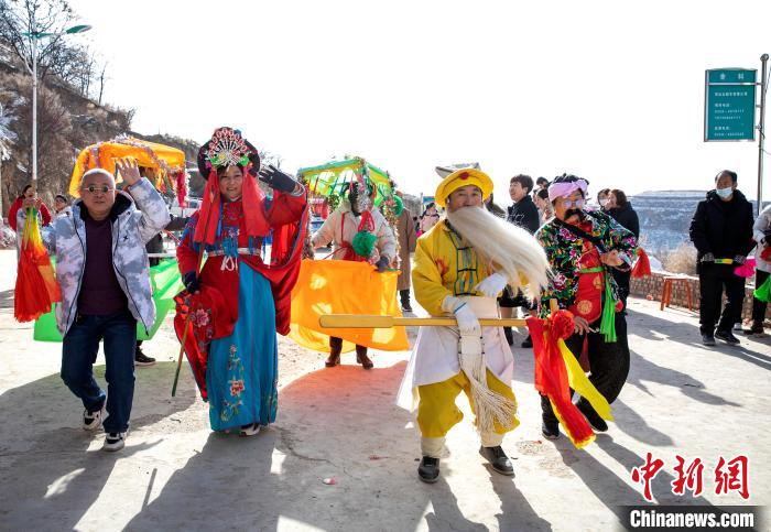 山西吕梁柳林县多个村庄敲起锣鼓、扭起秧歌，用传统习俗表达对美好生活的祝愿。　王凤云 摄