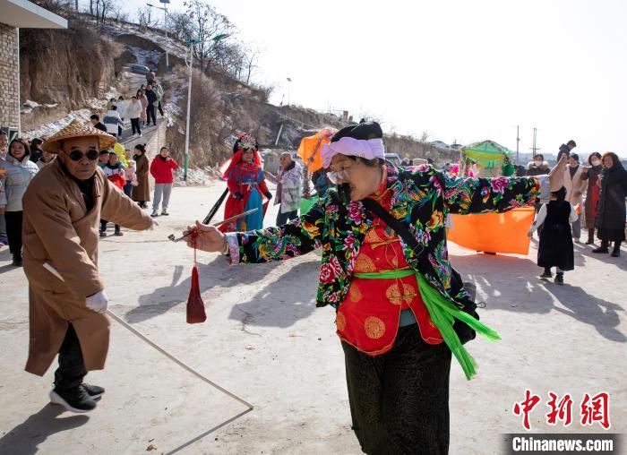 民俗秧歌让大家感受到中华传统文化魅力。　王凤云 摄