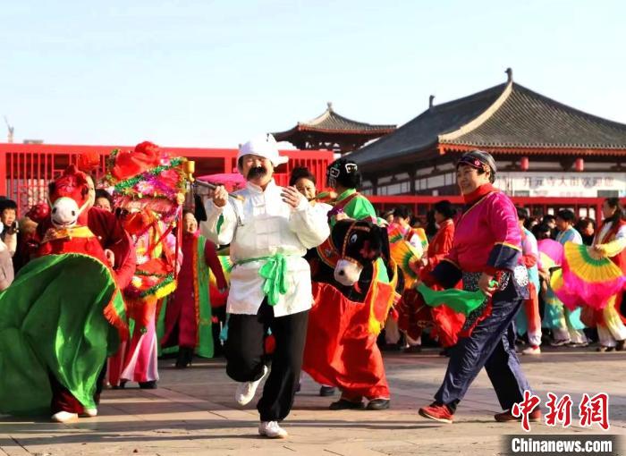 传统文化艺人在定州开元寺塔广场进行跑驴、跑旱船民俗表演。　周永 摄