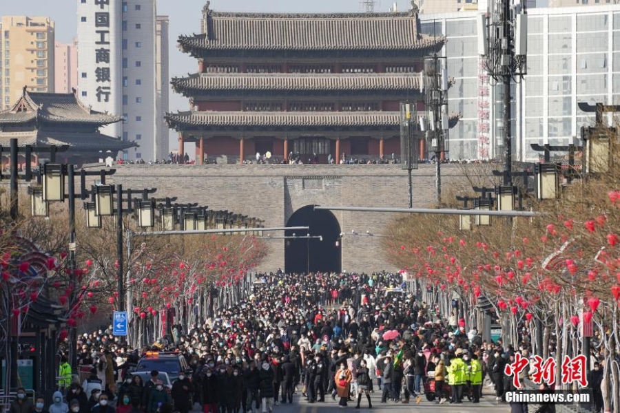 山西大同：正月初八民众街头“游八仙”
