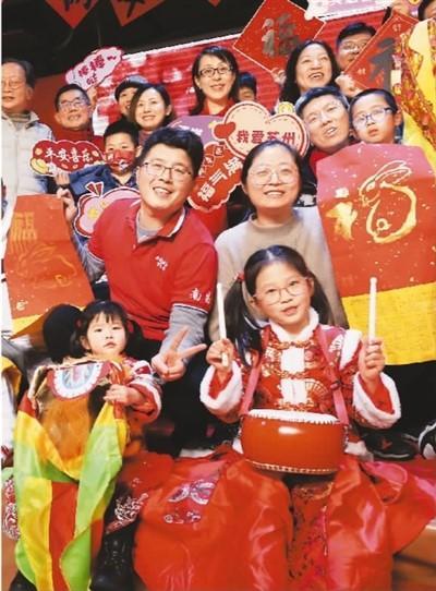 图为苏州市两岸婚姻家庭成员大团圆欢乐过兔年春节。 华雪根摄（人民视觉）
