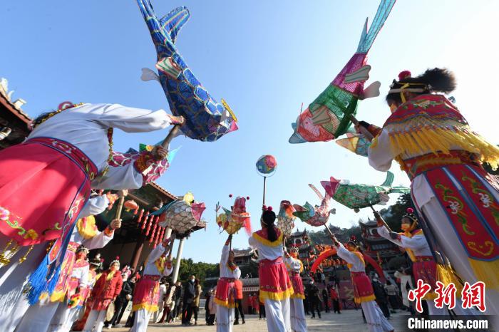 妈祖元宵节巡安布福中的民俗表演。　高亚成 摄