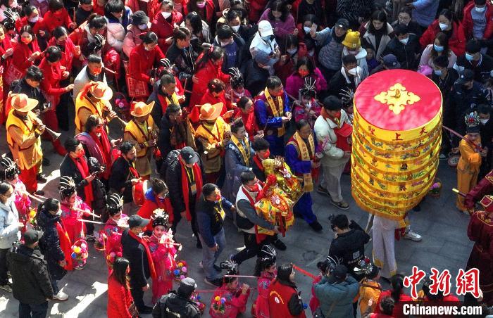 两岸信众一起参与妈祖元宵节巡安布福。　高亚成 摄