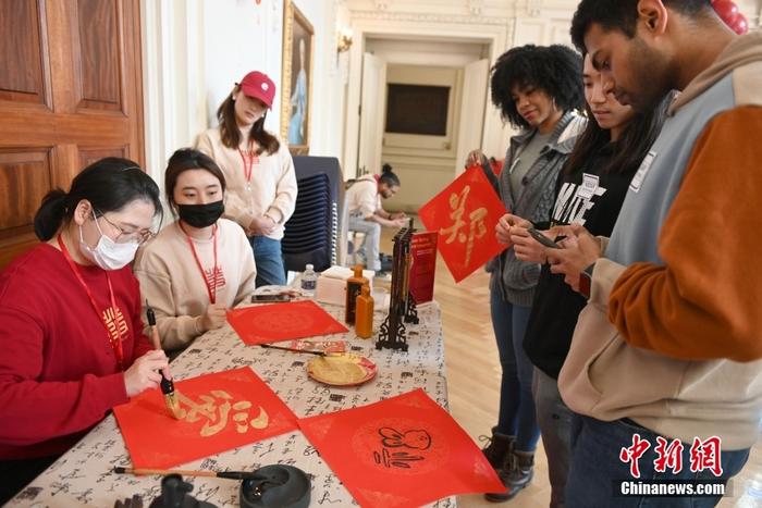 位於美國首都華盛頓的眾多博物館連日來推出精彩紛呈的主題活動，慶祝農曆兔年新春。圖為當地時間1月28日，美國革命女兒會博物館與亞洲藝術廊(Asian Fusion Gallery)共同舉辦“2023中國春節主題廟會”。 <a target='_blank' href='/'>中新社</a>記者 陳孟統 攝