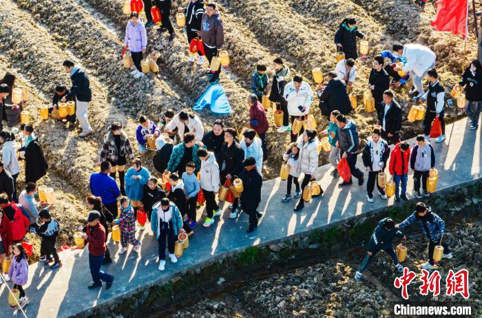 圖為建豐高氏這種點燈的習俗最早始於南宋中期，已有近千年的悠久歷史，每年正月元宵節前選定吉日點燈。　張淩欣 攝