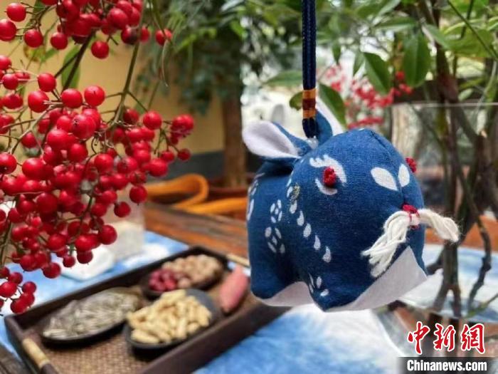圖為甘肅“非遺人”李梅耗時半月創作的“呆萌藍染兔”。　甘肅省非遺保護中心供圖
