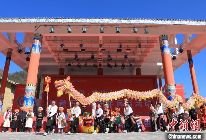 當地民眾表演舞龍。　王磊 攝