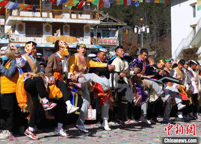 當地年輕人歡呼“上九節”開幕。　王磊 攝