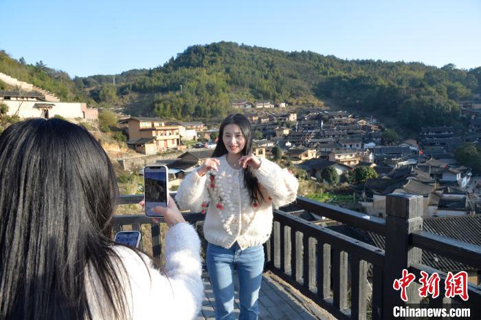 遊客在桂峰古民居的觀景臺上錄製視頻 吳振湖 攝
