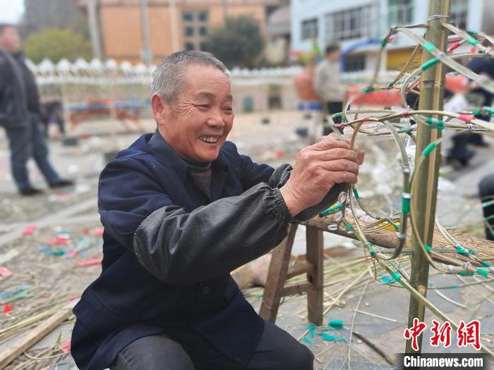 圖為村民用竹子製作龍燈。　馮桂菊 攝