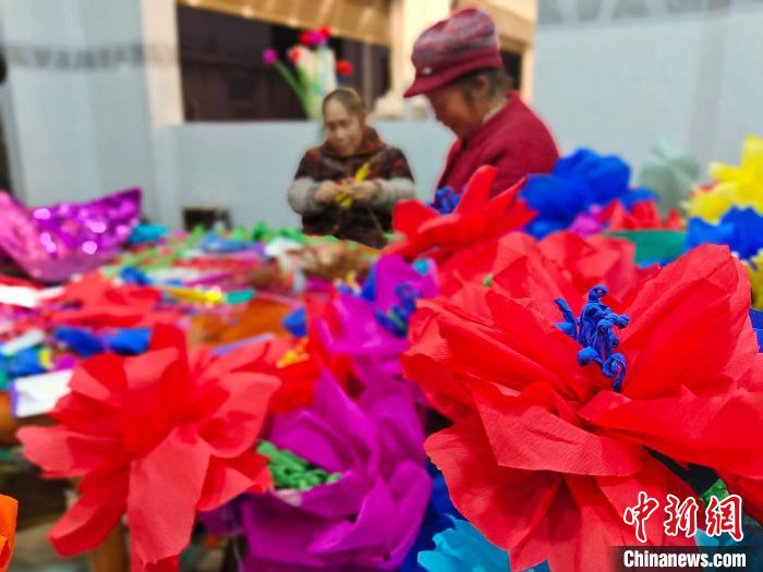 圖為村民在製作花燈。　馮桂菊 攝