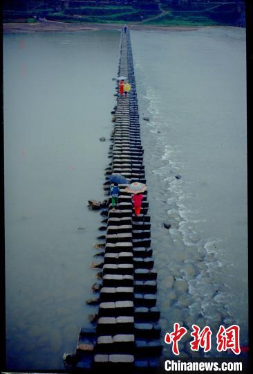 圖為：1995年拍攝的仕陽碇步橋反轉片。　蕭雲集(通訊員) 攝