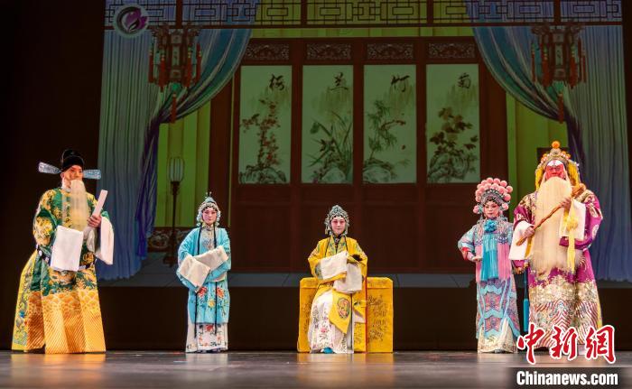 京剧经典名剧《二进宫》选段。　加拿大中国戏曲艺术协会供图