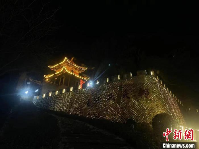柳氏民居春节庙会，吸引着四方游人。白昼与夜，这座隐于山野的明清古堡式建筑群，各有精彩。　受访者供图